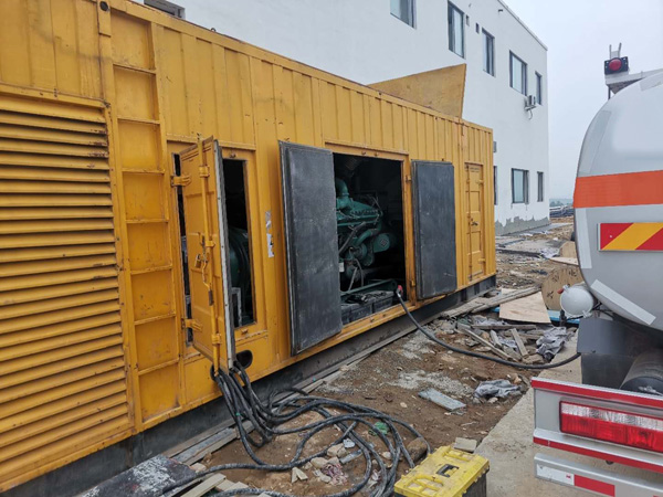 新巴尔虎左如何在发电机出租合同中约定设备的维修和保养责任?